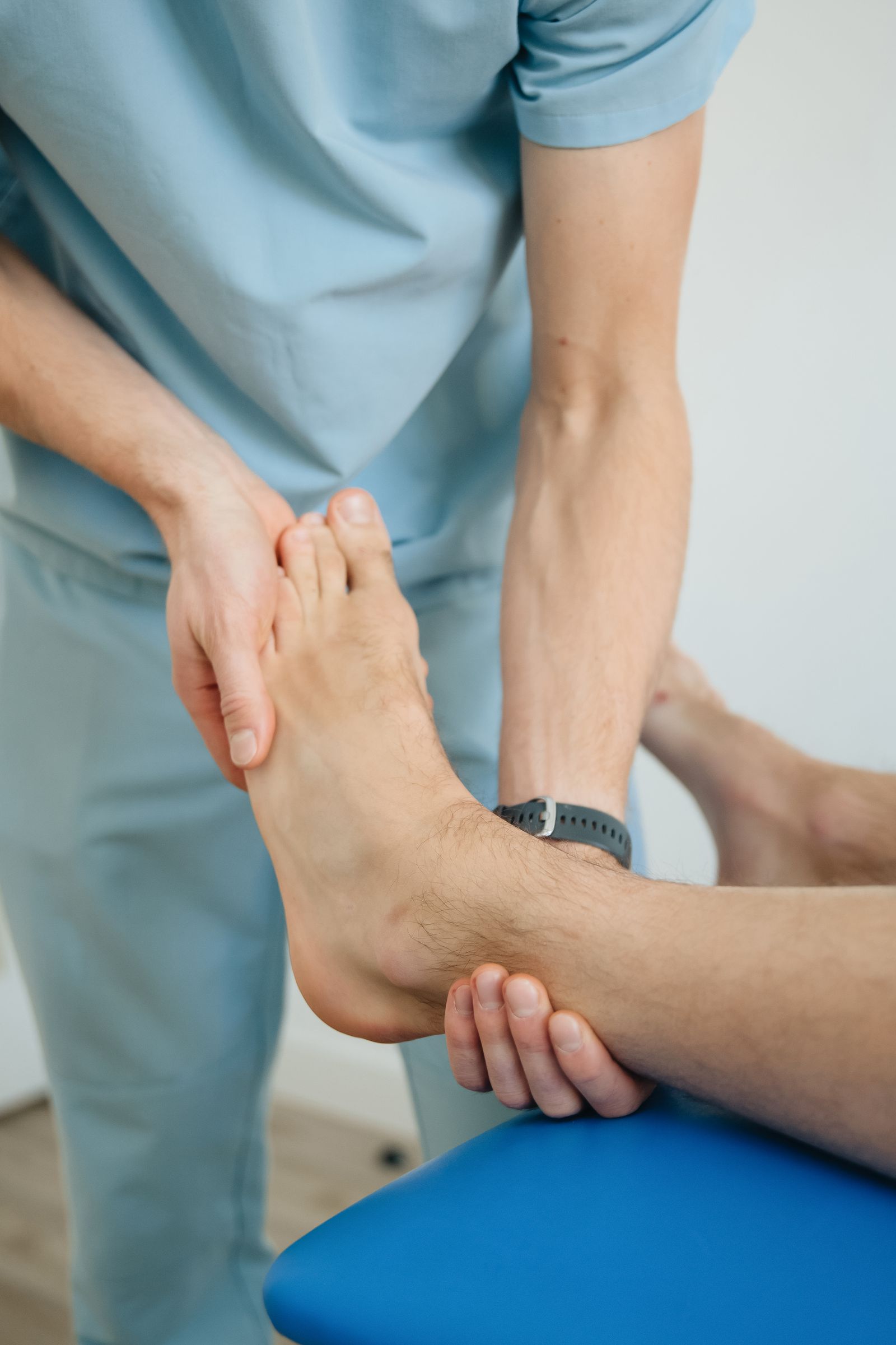 Profissional de saúde a examinar clinicamente o pé de um paciente