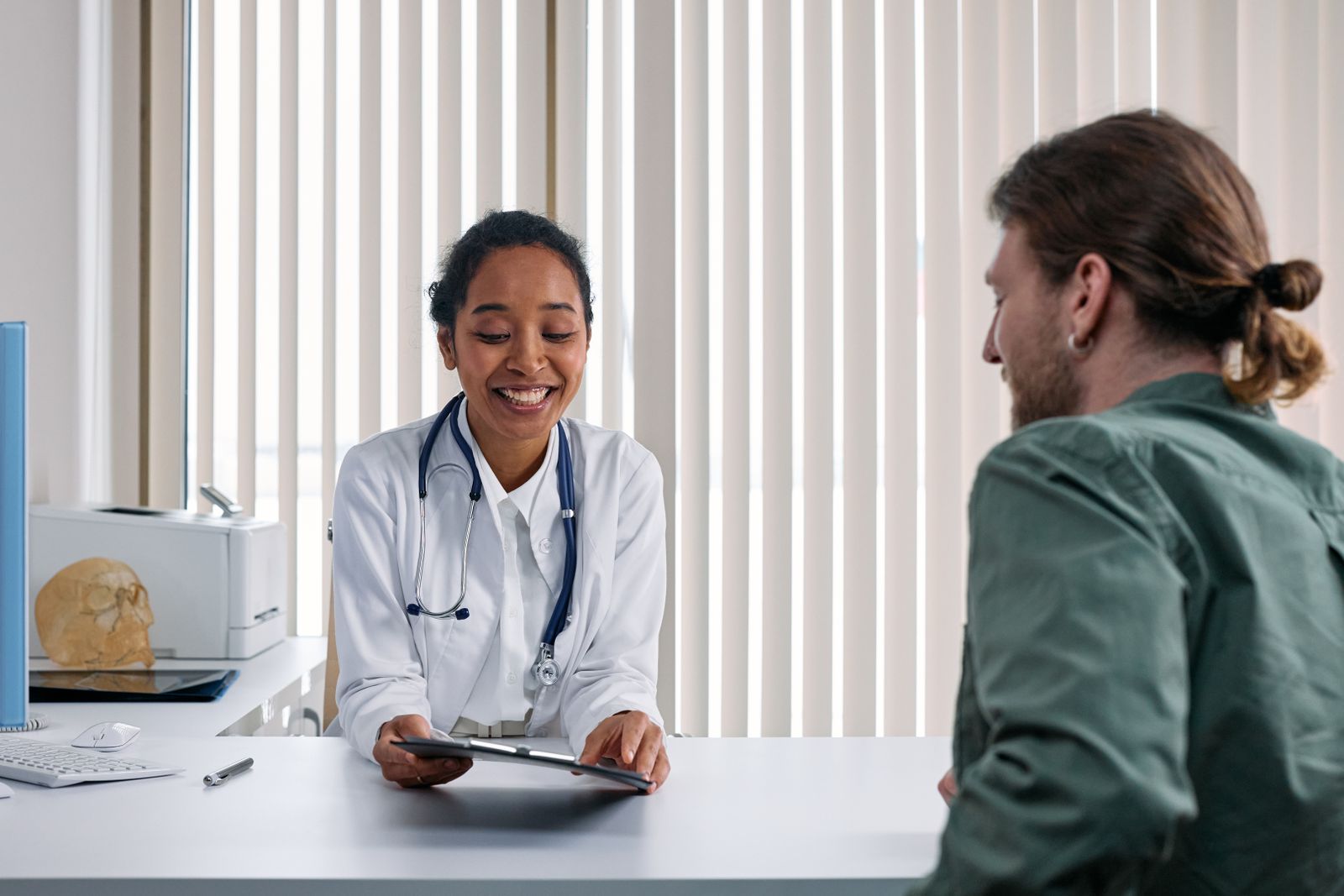 Consulta clínica entre profissional de saúde e paciente