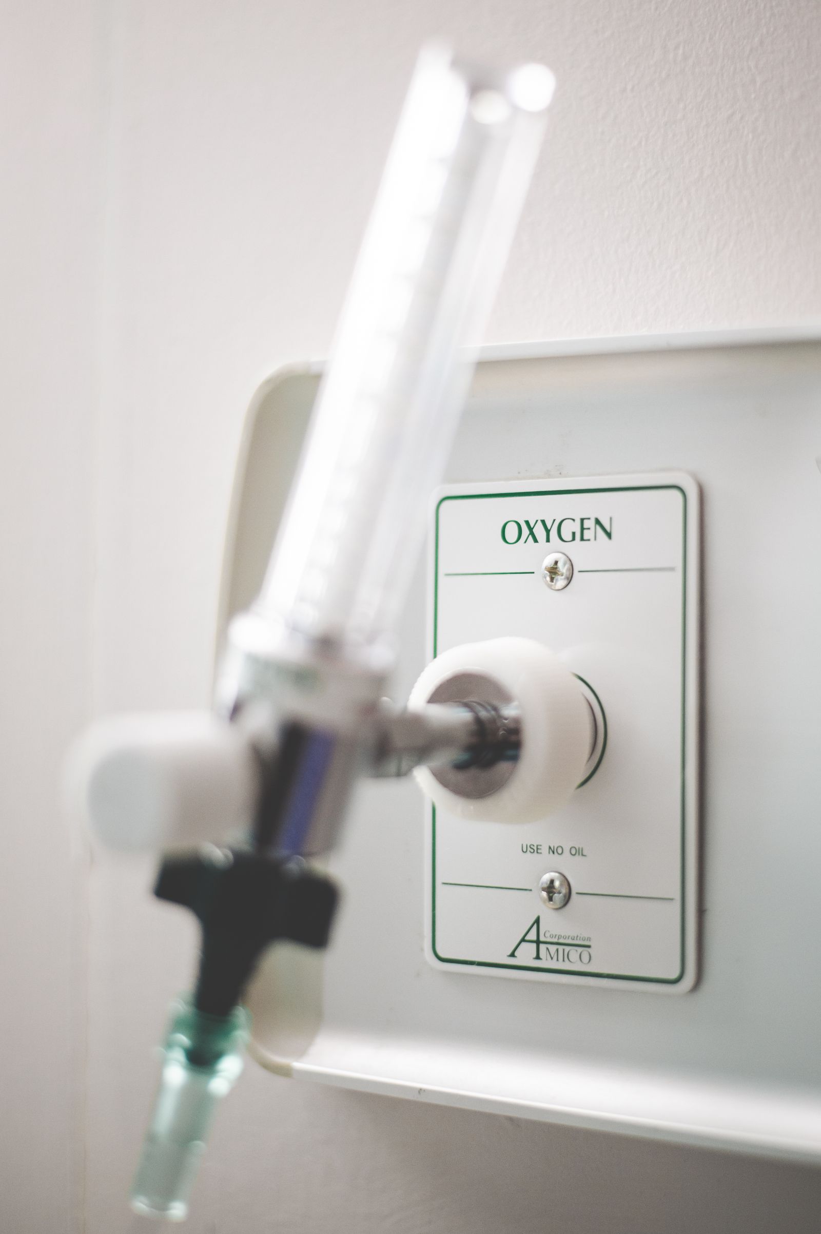 Tomada de oxigénio médico em sala de tratamento